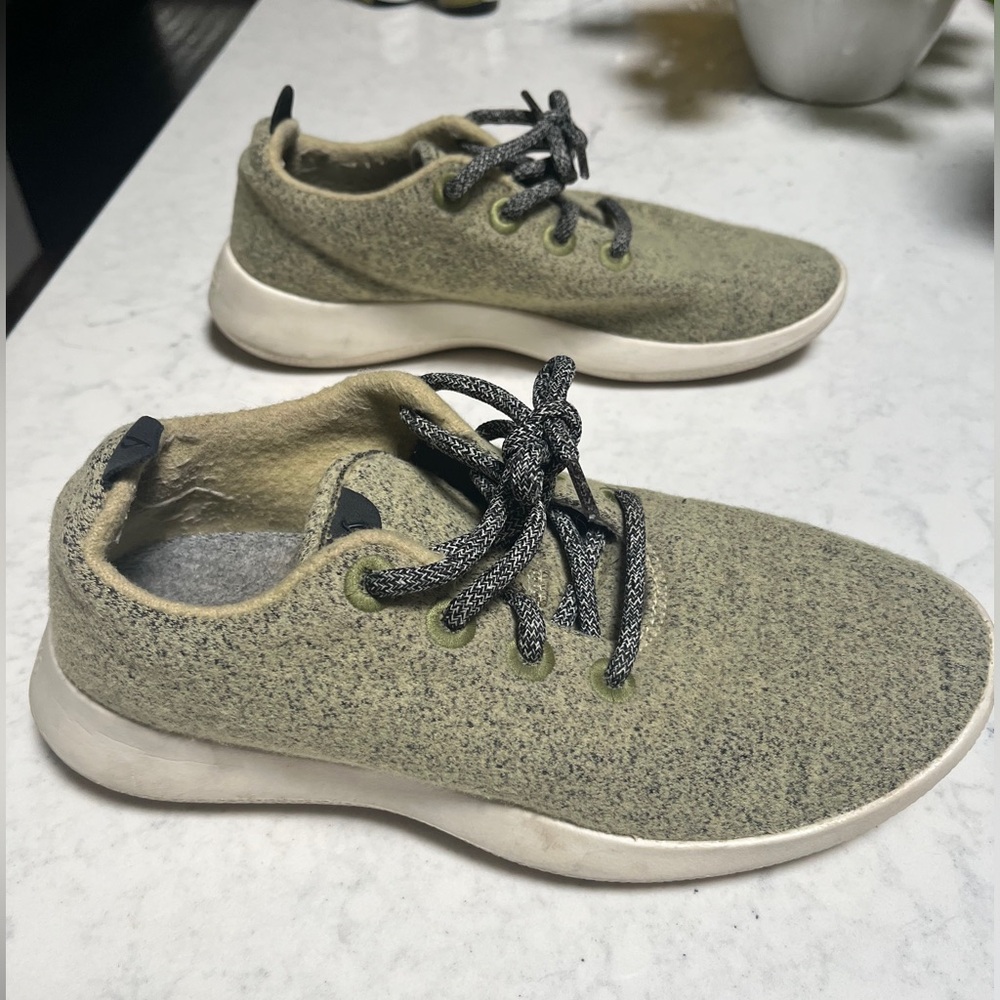 Women’s heather green Allbirds - wool runners, almost new!